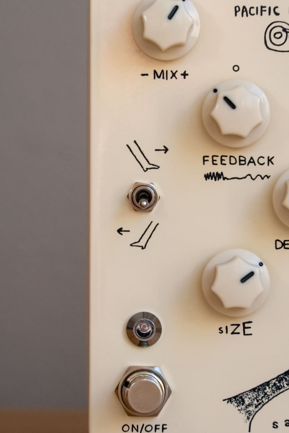 Close-up of the Sand Machine's front panel: the mix and size knobs and the reverse-playback toggle